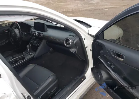 2021 Lexus Is 300 z USA, uszkodzony, nr VIN JTHA81F29M5047482